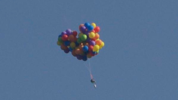 balloon-powered-lawn-chair-flies-over-calgary